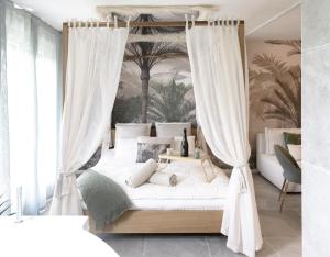 Giường trong phòng chung tại Jardin d'Eden : Sauna, Balneo & Jardin privatif