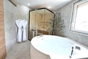 Phòng tắm tại Jardin d'Eden : Sauna, Balneo & Jardin privatif