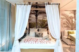 Giường trong phòng chung tại Jardin d'Eden : Sauna, Balneo & Jardin privatif +17 ảnh