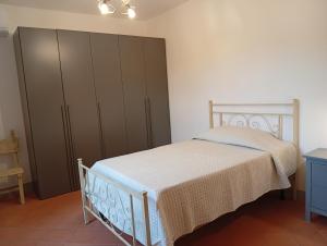 a bedroom with a bed and a large cabinet at Appartamento Oliver2 in Colle di Buggiano