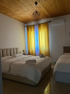 A bed or beds in a room at Lugina e Komanit