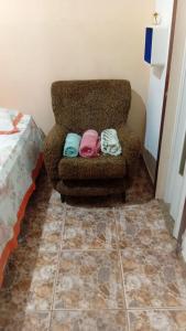 une chaise avec trois oreillers au dessus dans l'établissement Canto doce in Santa Tereza Rio de Janeiro, à Rio de Janeiro