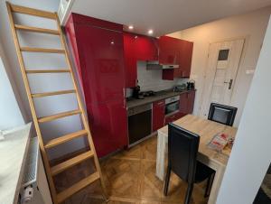 Dapur atau dapur kecil di Downtown Riverview apartment