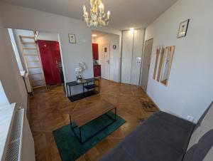 Ruang duduk di Downtown Riverview apartment +2 gambar