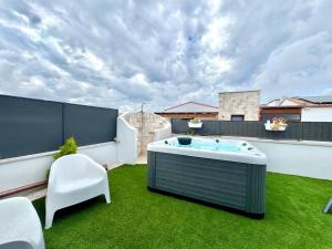 un cortile con vasca idromassaggio sul prato di Villa with Jacuzzi - Joy Collection a Àrbatax