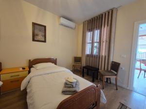 Rúm í herbergi á Kurmaku Guesthouse - Historic Stay inside Elbasan Castle