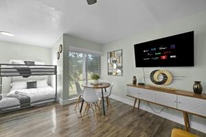 Μια τηλεόραση ή/και κέντρο ψυχαγωγίας στο Spacious and Stylish Apartment right by AT&T Stadium!