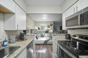 Η κουζίνα ή μικρή κουζίνα στο Spacious and Stylish Apartment right by AT&T Stadium!