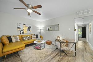 Χώρος καθιστικού στο Spacious and Stylish Apartment right by AT&T Stadium!