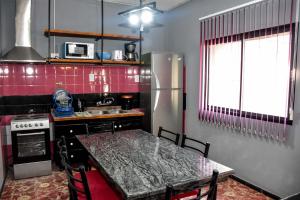 Η κουζίνα ή μικρή κουζίνα στο Casa Céntrica Mendoza Cochera para 3 vehículos +10 φωτογραφίες