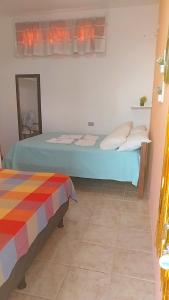 un dormitorio con una cama y un espejo en Pousada vitoria praia de serrambi-pe, en Ipojuca