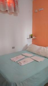 Una cama con algunas toallas encima. en Pousada vitoria praia de serrambi-pe, en Ipojuca