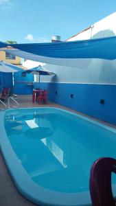 una gran piscina al lado de un crucero en Pousada vitoria praia de serrambi-pe, en Ipojuca