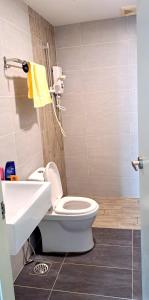Ένα μπάνιο στο Arte Plus KLCC Luxury Family Apartment Kuala Lumpur by Travelardor