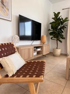 TV a/nebo společenská místnost v ubytování Villa Daphne - Coral Bay - Surrounded by Nature - Absolute Privacy