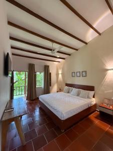 um quarto com uma cama grande em um quarto em Hotel Jardin Boutique rodadero em Santa Marta
