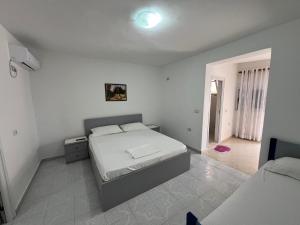 Postel nebo postele na pokoji v ubytování Guest House Vlore