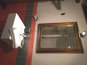 ジェノヴァにあるLa Casa di Einsteinの鏡付きの浴室壁