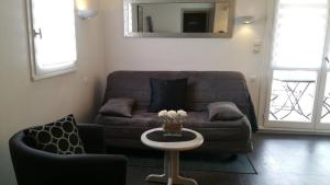 ein Wohnzimmer mit Sofa und Tisch in der Unterkunft Résidence baie de la baule in La Baule