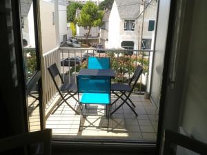 ein Balkon mit einem Tisch und Stühlen auf einem Balkon in der Unterkunft Résidence baie de la baule in La Baule