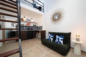波尔蒂芒Tiny House Casa Michelle的客厅配有高架床和沙发
