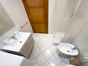 un bagno bianco con lavandino e WC di Lumier a Villasimius