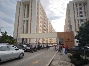 un gruppo di persone in piedi davanti a un edificio di Suite Privada, Aire Acondicionado, Balcon y Piscina a Villeta Altre 2 foto