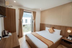 Postel nebo postele na pokoji v ubytování Nét Việt Hotel Vincom Sóc Trăng
