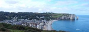 a view of a town on a coast with the ocean at Les Vagues - Séjour Plage et Falaises au centre d'Etretat in Étretat