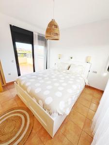 ein weißes Schlafzimmer mit einem großen Bett in einem Zimmer in der Unterkunft Casa Bali in Majanicho