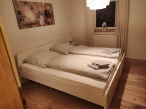 two beds in a small room with a window at Urlaubshaus-Braunlage Wohnung 2 in Braunlage