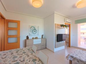 Televízia a/alebo spoločenská miestnosť v ubytovaní Ayf 3 habitaciones en 1ª linea de playa