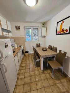 Kuchyň nebo kuchyňský kout v ubytování Vila Lučica apartman pogled na more