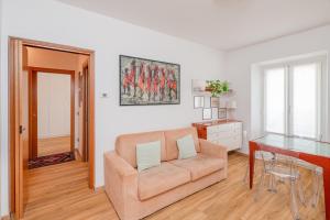 una sala de estar con un sofá y una mesa en Casa SiLinda by Comorooms, en Como