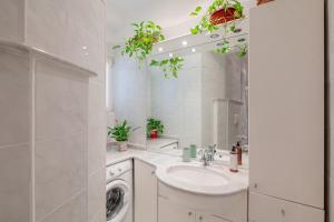 Un baño blanco con lavabo y lavadora. en Casa SiLinda by Comorooms, en Como 26 fotos más