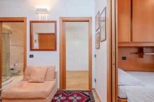 Una pequeña habitación con una cama y un espejo. en Casa SiLinda by Comorooms, en Como
