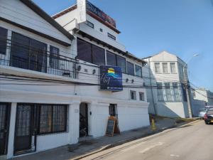 un edificio blanco al costado de una calle en HOTEL MELLATTI, en San Antonio