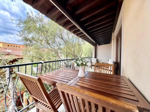 Una terraza de madera con una mesa y sillas en un balcón. en Sea Whisper - Joy Collection, en Santa Maria Navarrese