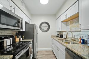 Η κουζίνα ή μικρή κουζίνα στο Two Apartments in the Heart of Arlington!
