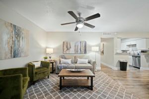 Η κουζίνα ή μικρή κουζίνα στο Two Apartments in the Heart of Arlington!