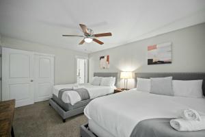 Ένα ή περισσότερα κρεβάτια σε δωμάτιο στο Two Apartments in the Heart of Arlington!