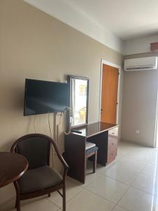TV a/nebo společenská místnost v ubytování Ellis Hotel Apartments