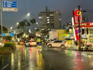 policjant idący nocą ruchliwą ulicą miasta w obiekcie Apartamento Muy Central w mieście Manizales