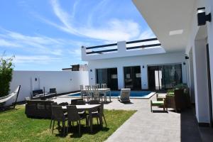 Un patio o zona al aire libre en Chacha house