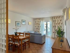 un salon avec un canapé et une table dans l'établissement Grupo Morgado - Quinta do Morgado - Morgado Luxury, à Tavira