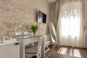 Televízia a/alebo spoločenská miestnosť v ubytovaní Pellegrini Luxury Rooms