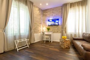 Televízia a/alebo spoločenská miestnosť v ubytovaní Pellegrini Luxury Rooms
