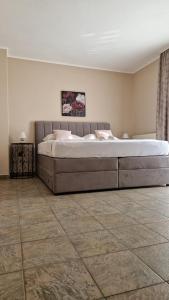 un dormitorio con una cama grande en una habitación en Cosy villa near the beach, en Zadar