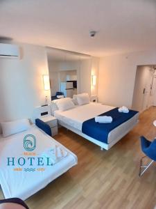 Postel nebo postele na pokoji v ubytování Beach Hotel Orbi City