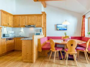 kuchnia i jadalnia ze stołem i krzesłami w obiekcie Next To The Skilift A 5 w mieście Brixen im Thale